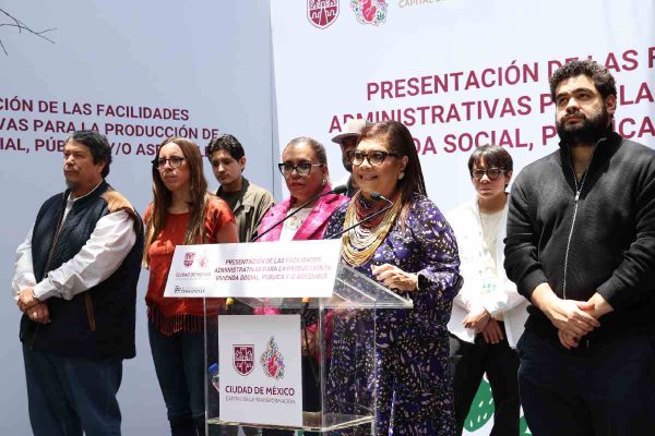 Clara Brugada durante la presentación de la simplificación de trámites para construir vivienda social en CDMX