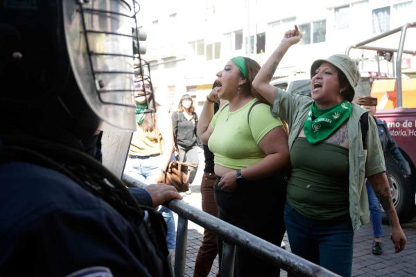 Colectivas denuncian que conservadores se hacen pasar por feministas para evitar abortos en Puebla