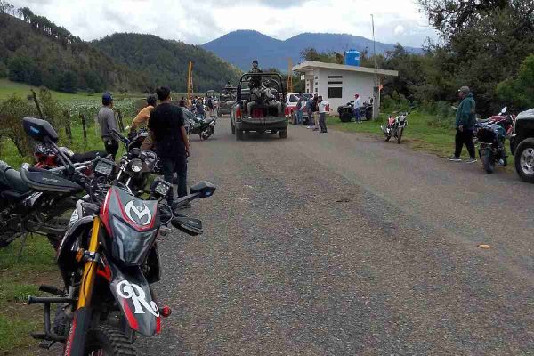 Comuneros y civiles armados se enfrentan en Cherán, Michoacán; suspenden todas las actividades