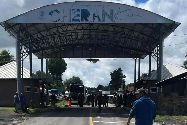 Comuneros y civiles armados se enfrentan en Cherán, Michoacán; suspenden todas las actividades