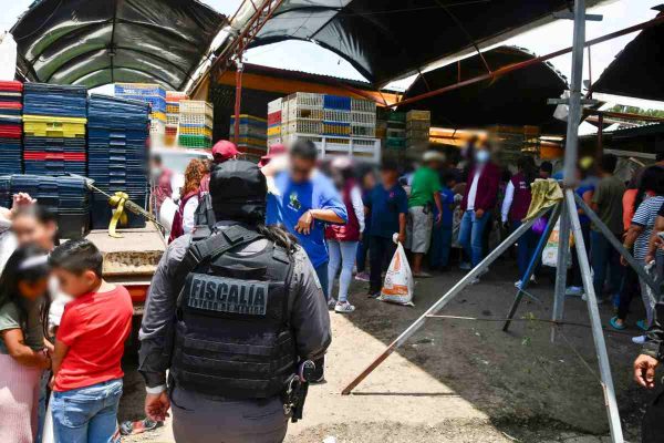 Dan borrego, pollo y carne a vecinos extorsionados de Ixtapan, tras incautar en Operación Liberación