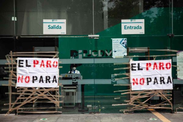 Decenas de trabajadores del Poder Judicial de la Ciudad de México (PJCDMX) se quedaron esperando entras a laborar luego de que se anunciara la reanudación de labores.