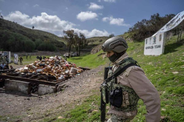 Detienen a dos sujetos por llevar 200 mil pastillas de fentanilo en un autobús en Sonora