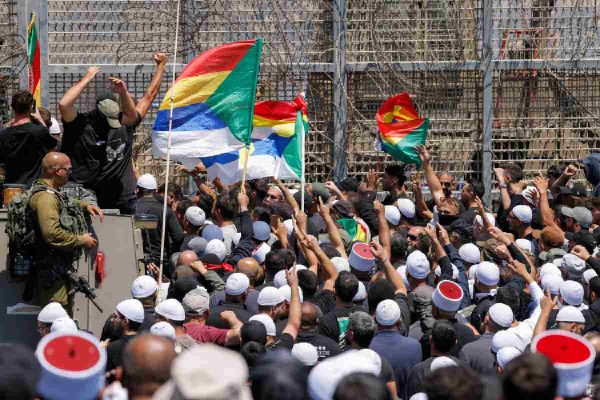 Drusos frente al ejército de Israel en la frontera que se anexó
