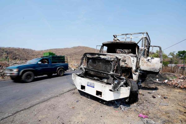 Enfrentamiento en Apatzingán, Michoacán deja dos muertos y quema de vehículos