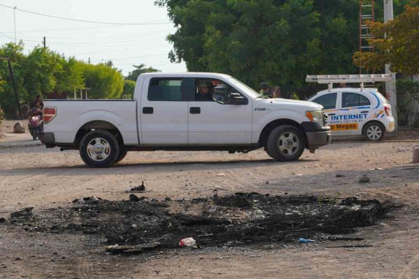 Enfrentamiento en Apatzingán, Michoacán deja dos muertos y quema de vehículos