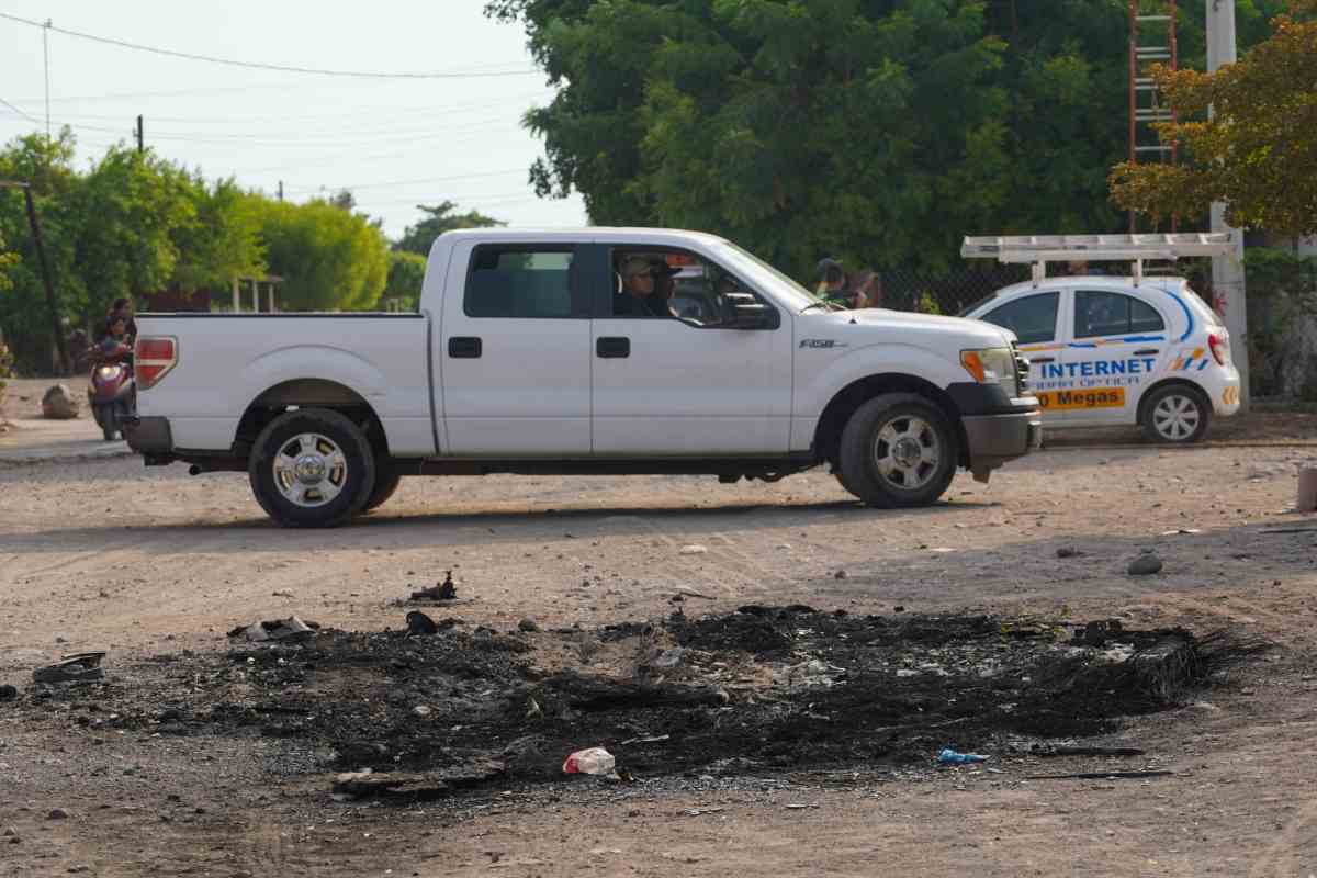 Enfrentamiento en Apatzingán, Michoacán deja dos muertos y quema de vehículos