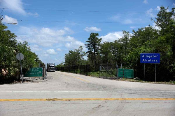Entrada de Alligator Alcatraz