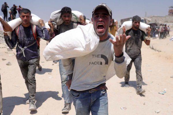 Entran los primeros camiones con víveres a Gaza tras “pausa táctica”; Israel secuestra al Handala, barco con ayuda humanitaria