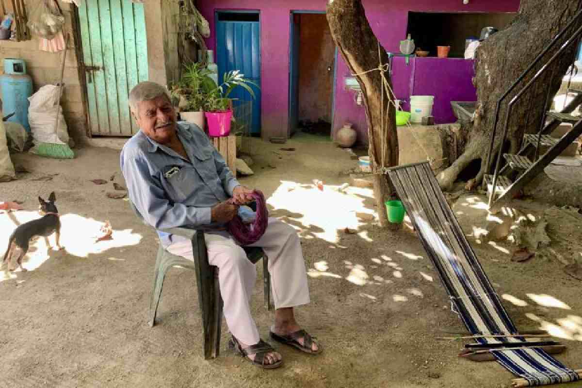 Habacuc Avendaño, tintorero de Pinotepa de Don Luis, Oaxaca.