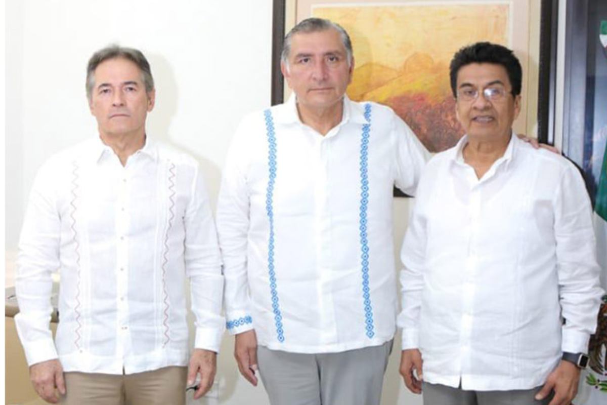 Hernán Bermúdez Requena, exsecretario de Seguridad de Tabasco, junto a Adán Augusto López y su antecesor Ángel Mario Balcázar Martínez