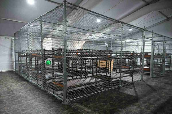 Las camas del centro de detención migratorio Alcatraz de los Caimanes están enjauladas