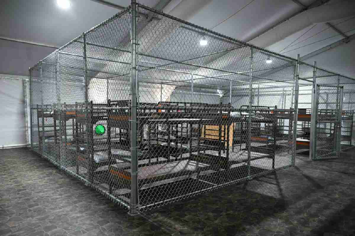 Las camas del centro de detención migratorio Alcatraz de los Caimanes están enjauladas