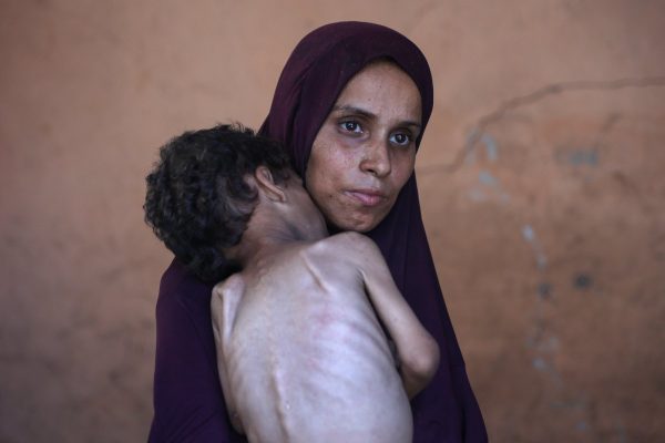 Madre de un niño palestino de dos años en el campo de refugiados de Al-Shati