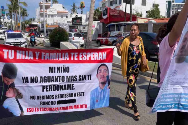 Marchan familiares de personas desaparecidas en Mazatlán; exigen respuestas de fiscalía de Sinaloa