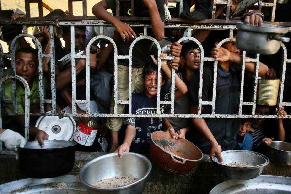 Niños en Gaza hacen fila horas para conseguir agua y comida