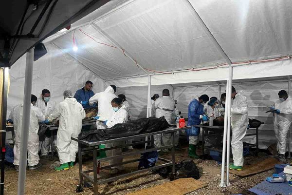 Personal de la Fiscalía de Chihuahua trabaja con los cientos de cuerpos encontrados en el crematorio de Ciudad Juárez