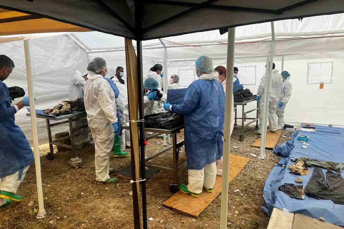 Personal de la Fiscalía de Chihuahua tras el hallazgo de cuerpos en crematorio