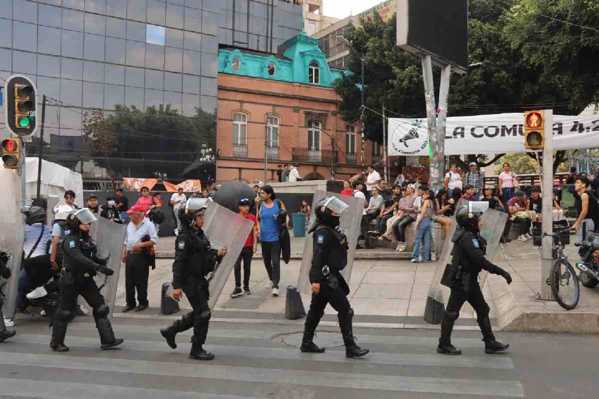 Policías al exterior del área de tolerancia de consumo de marihuana en Metro Hidalgo