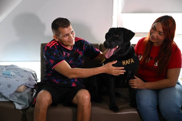 Rafa es un integrante de la Fuerza Peluda en un hospital de Bogotá, Colombia
