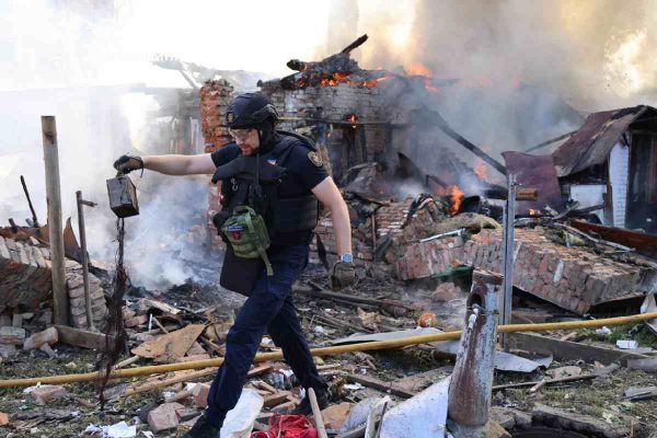 Servicios de emergencia atendiendo una zona de Ucrania tras ataque Ruso