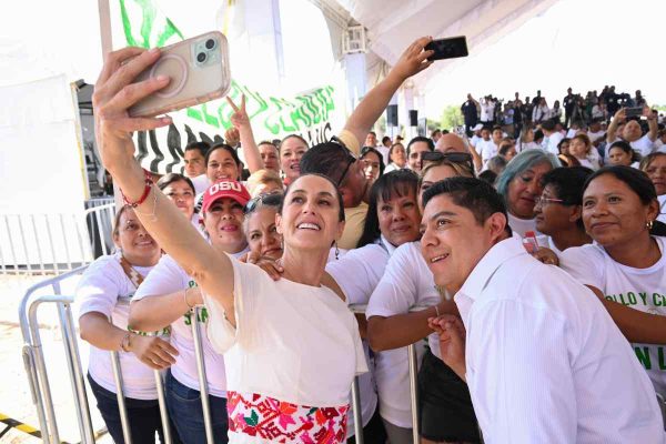 Sheinbaum dice que CFE no es monopolio, pues "recupera a empresa pública"; inaugurará 60 plantas