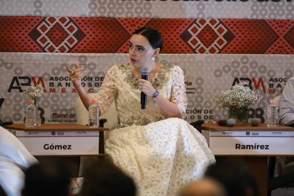 Sheinbaum pide a empresarios fortalecer y acelerar compromisos para cumplir metas del Plan México 