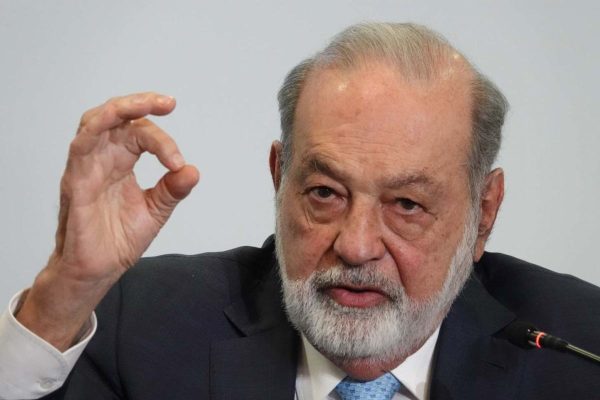 Slim pide a empresarios invertir para combatir pobreza, pues “no solo dando dinero” genera bienestar