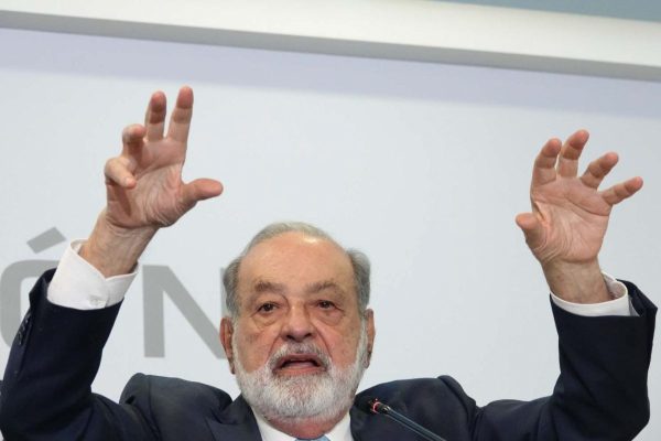 Slim pide a empresarios invertir para combatir pobreza, pues “no solo dando dinero” genera bienestar