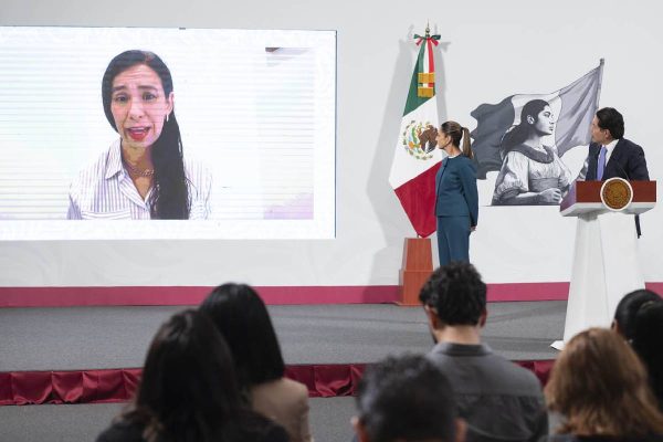 Subsecretaria de educación presentando las carreras técnicas en la mañanera