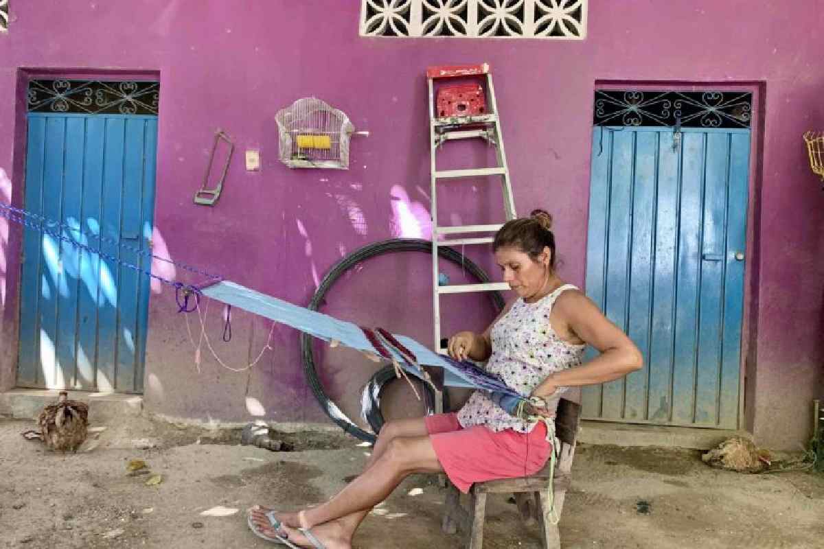 Tejedora de Pinotepa de Don Luis utiliza el telar de cintura e hilos teñidos con tintes naturales