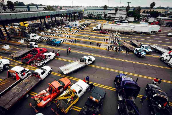 Transportistas y comerciantes bloquean accesos a CDMX tras secuestro de coordinador en Jilotepec, Edomex