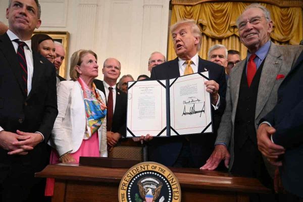 Trump es diagnosticado con insuficiencia venosa crónica "benigna", señala la Casa Blanca 