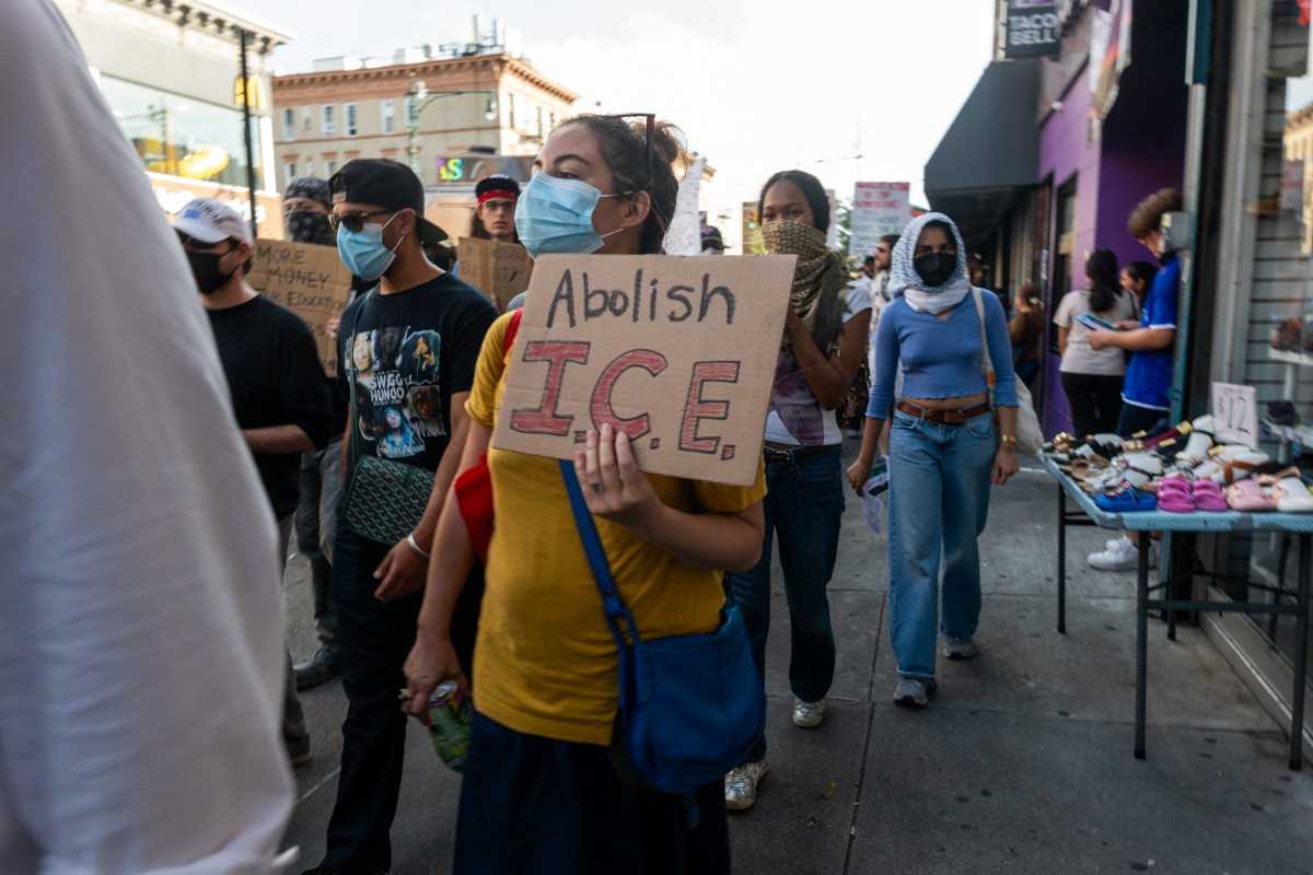 Trump ordena a agentes de ICE detener y encarcelar a quienes los agredan