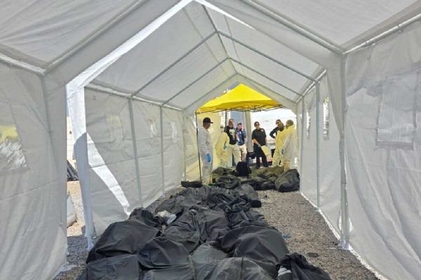 Variedad de cuerpos apilados tras su hallazgo en un crematorio de Ciudad Juárez