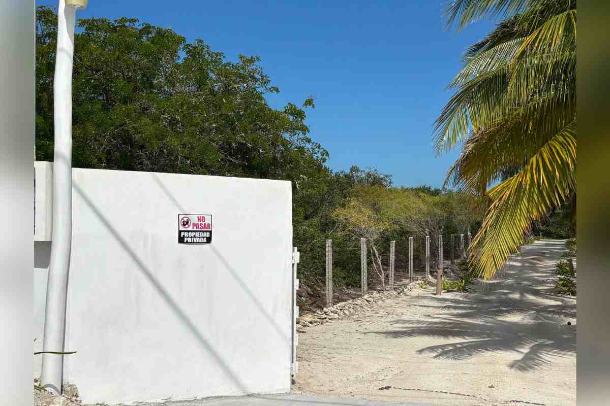 Cada vez son menos los accesos públicos a las playas en la zona. Fuente: Itzel Chan.