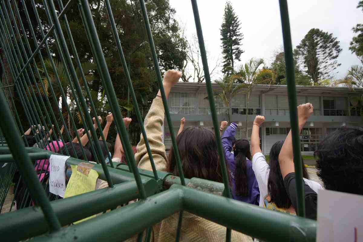 Estudiante de preparatoria denuncia casos de acoso en plantel de Chiapas en plena graduación; detienen a un profesor