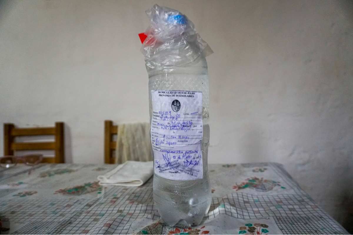 Una muestra de agua de la casa de Beatriz Cruz en Nueve de Julio. Funcionarios municipales recolectaron la muestra para analizar la presencia de arsénico, tras años de preocupación por la contaminación en el suministro de agua del pueblo. Foto: Lucila Pellettieri, GPJ Argentina