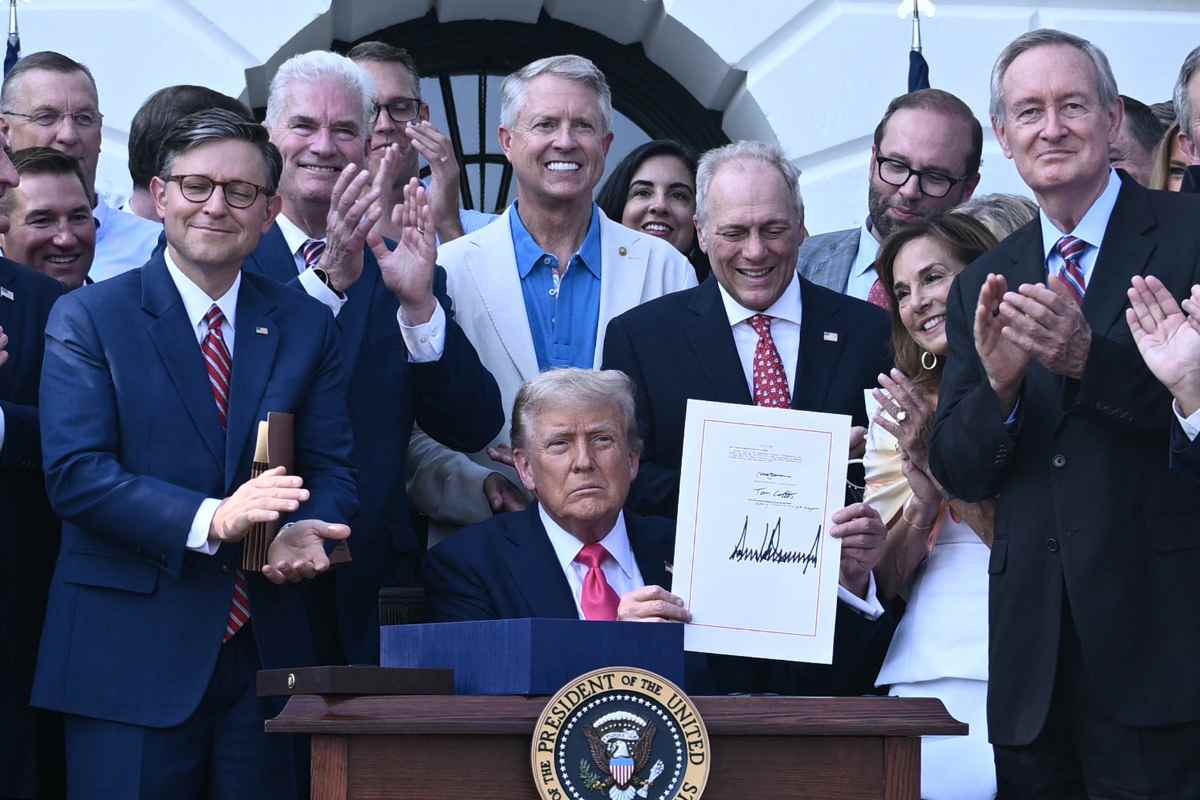 Los republicanos no se unieron a demócratas para bloquear a Trump, como afirma un video. Contrario a eso, el Congreso aprobó su paquete fiscal