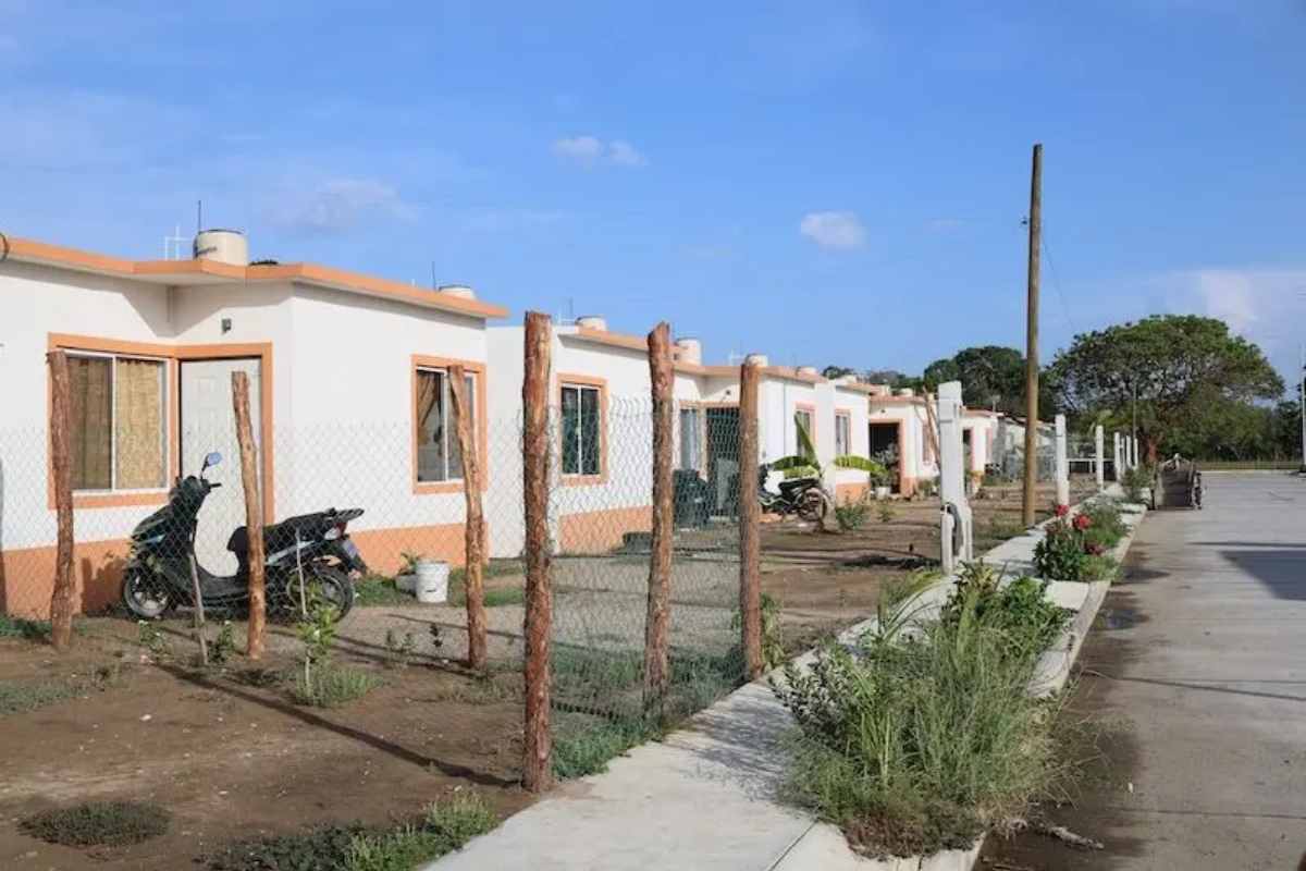 El Nuevo Bosque se comprende de hileras de casas iguales. Las familias celebran contar con una escuela. Fotografías: Ricardo Miranda.
