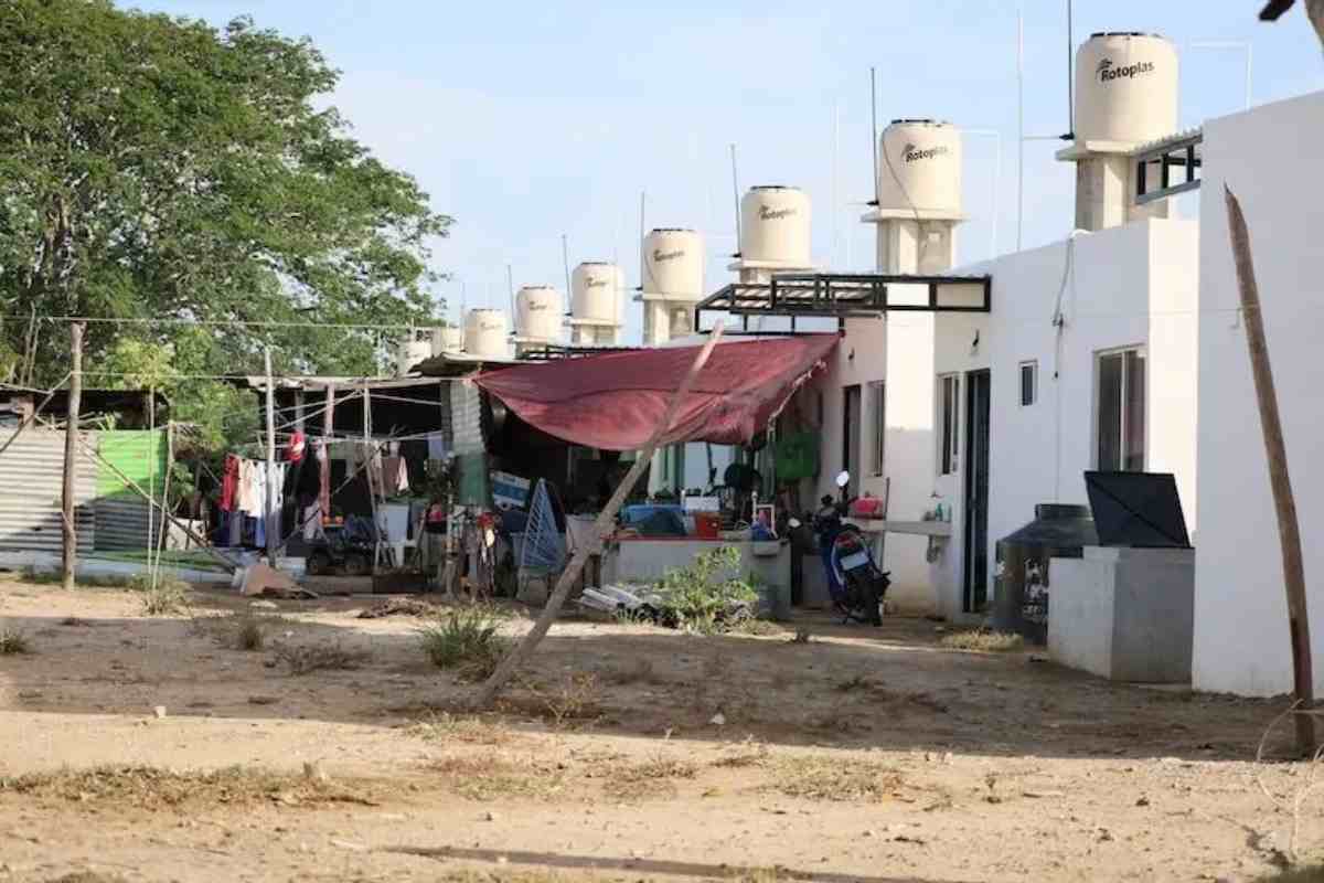El Nuevo Bosque se comprende de hileras de casas iguales. Las familias celebran contar con una escuela. Fotografías: Ricardo Miranda.
