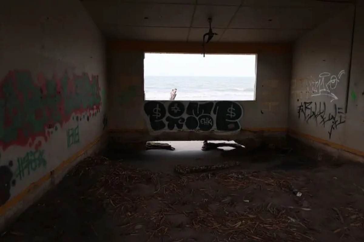 Ahora sin residentes permanentes, El Bosque ha quedado como un pueblo pesquero, donde los vestigios sobresalen del mar. Fotografías: Ricardo Miranda.
