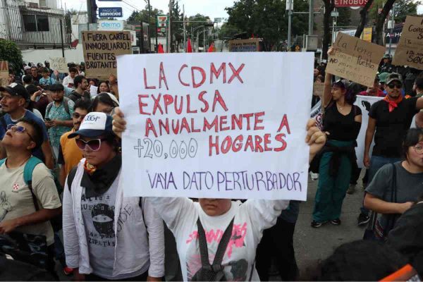 “Son prácticas fascistas e intolerantes": Sheinbaum condena quema de libros en protesta contra gentrificación