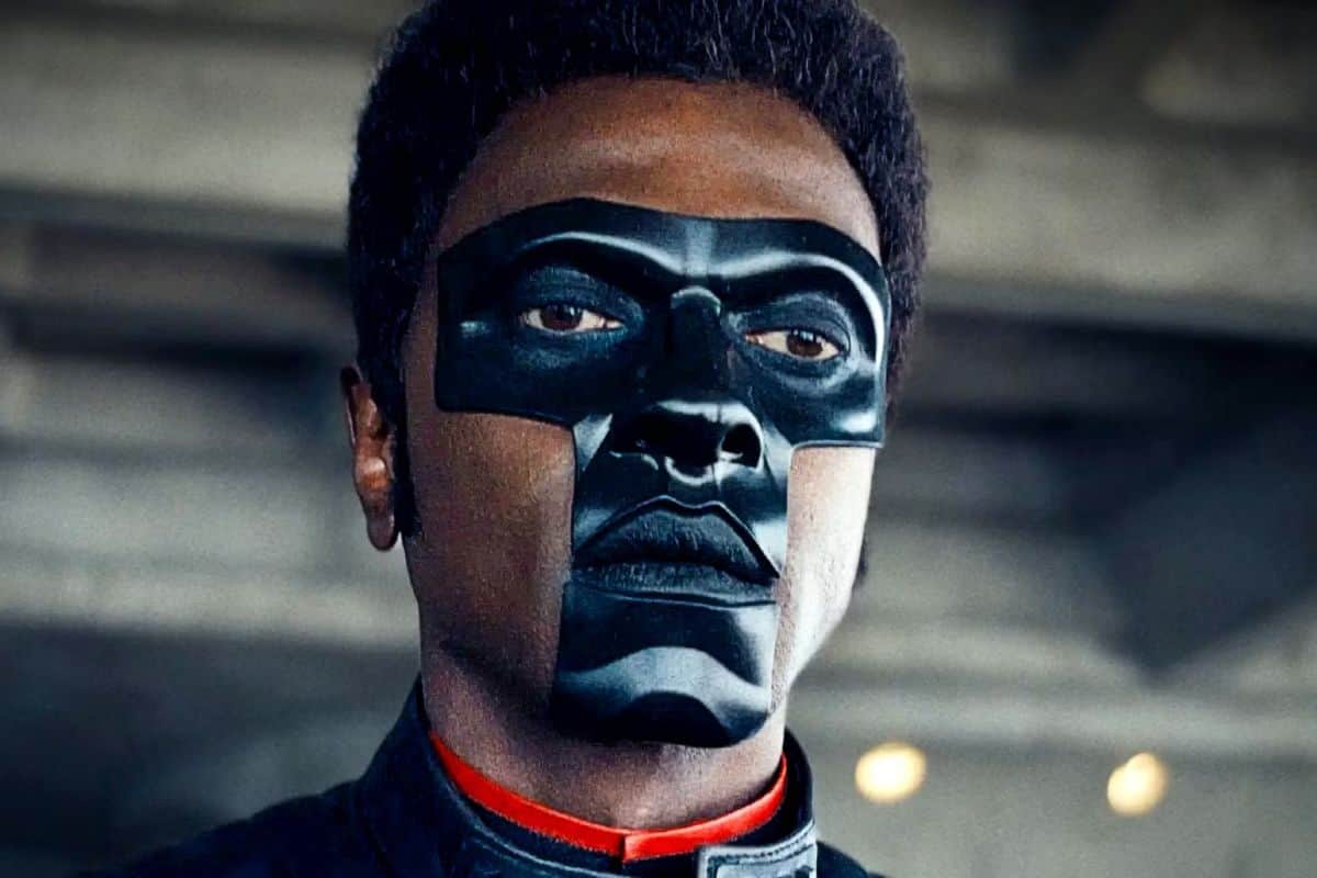 Edi Gathegi es Michael Holt/Mister Terrific