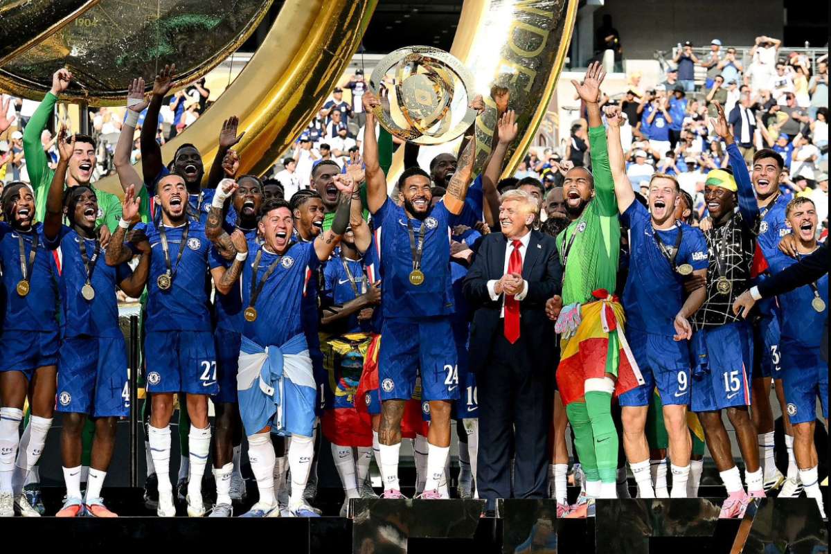 En redes sociales aseguran que Trump se robó una medalla que era de los jugadores, pero en realidad se la regaló el presidente de la FIFA 