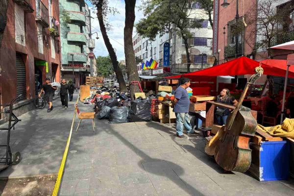 Adultos mayores montan campamento afuera del edificio que desalojaron en el Centro Histórico