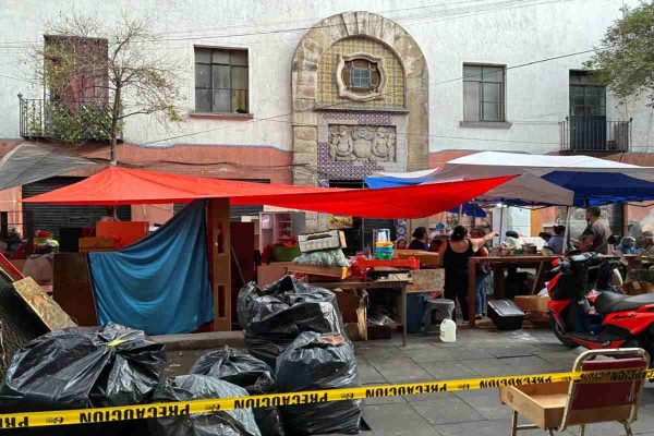 Adultos mayores montan campamento afuera del edificio que desalojaron en el Centro Histórico