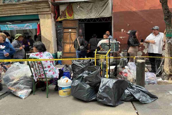 Adultos mayores montan campamento afuera del edificio que desalojaron en el Centro Histórico