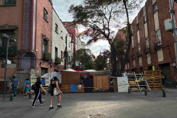 Adultos mayores montan campamento afuera del edificio que desalojaron en el Centro Histórico