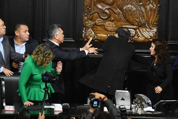 Alejandro Moreno empujando a Noroña